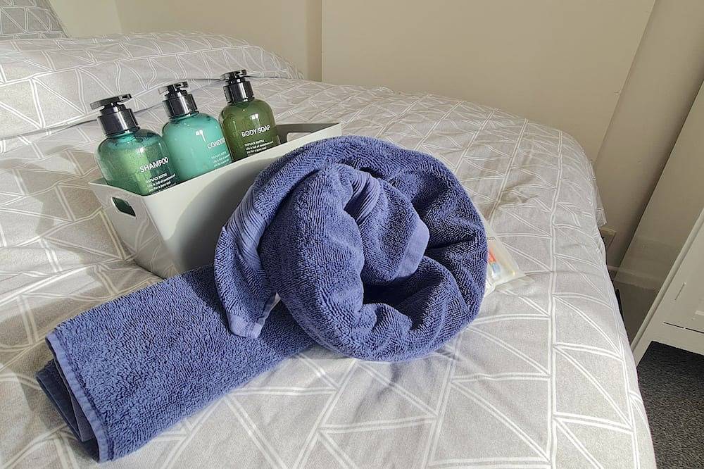 Room 4 - Double bed - 2nd floor - Wifi and is a 2 min walk from Iver station in Iver, Colne Valley Park