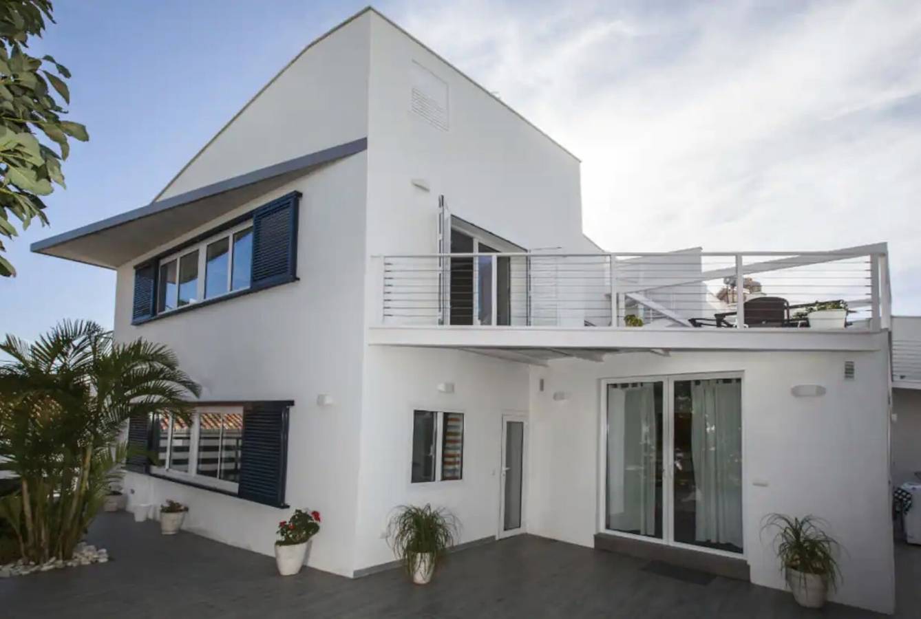 Apartamento entero, Apartamento "Villa San Salvador" con vistas al mar, piscina, Wi-Fi y jardín in Playa Carabeo, Nerja