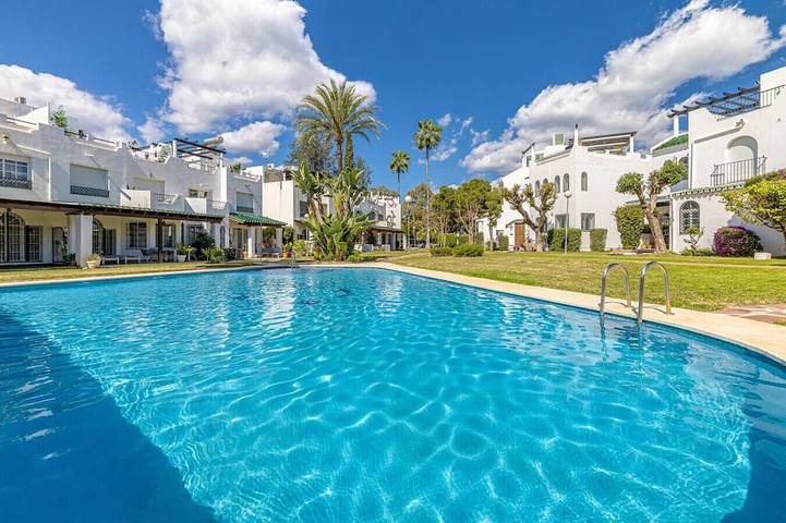 Cheap villa for 6 people, with balcony and garden as well as pool in Marbella