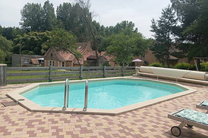 Location de vacances pour 4 personnes, avec Terrasse ainsi que Jardin et Piscine à Savigné-sous-le-Lude