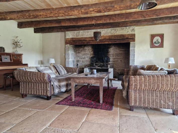 Location de vacances pour 8 personnes, avec jardin ainsi que terrasse et piscine, animaux acceptés à Cassuéjouls - 4