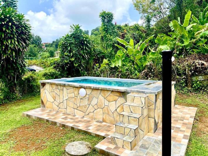 Appartement de vacances pour 4 personnes, avec jardin ainsi que terrasse et piscine, animaux acceptés