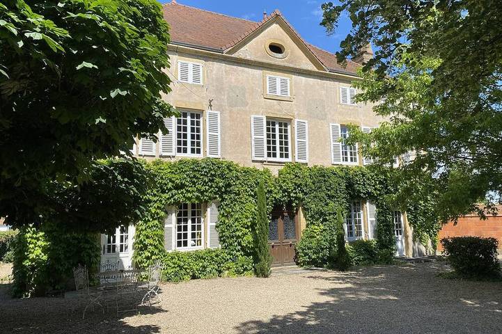 Location de vacances pour 12 personnes, avec jardin dans Baugy (Saône-et-Loire)