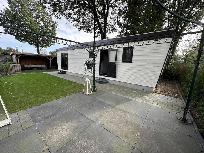 Chalet voor 3 personen, with zwembad and whirlpool as well as terras and tuin in Putten