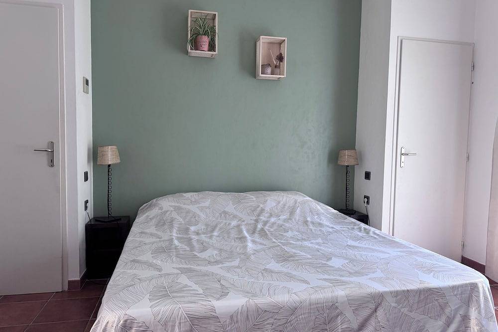 Entire apartment, Room with kitchenette in an estate in Thuir, Perpignan region