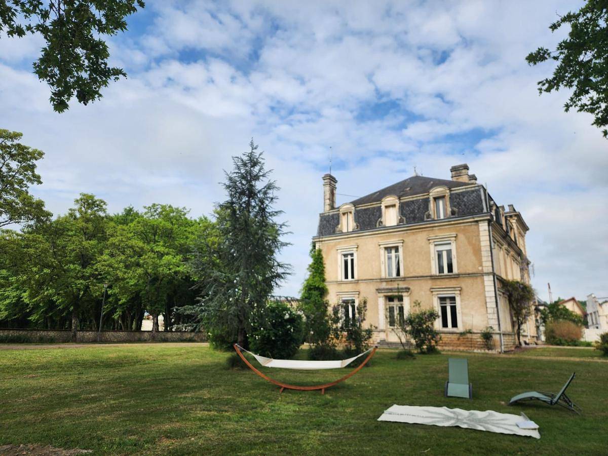 Manoir, vaste parc arboré in Montbron, Charente