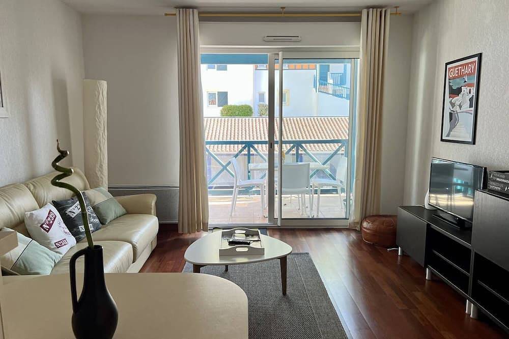 Entire apartment, Cambo-les-Bains: Modern T2 with Seasonal Pool and Parking in Cambo-les-Bains, Bayonne region