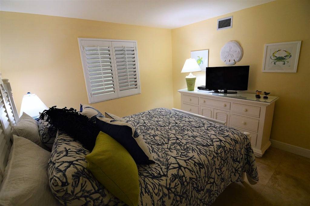 Ganze Wohnung, Sanibel Harbour Resort Harbour Tower 416: Relaxing in lanai gliders after a day of adventuring in Punta Rassa, Southwest Florida