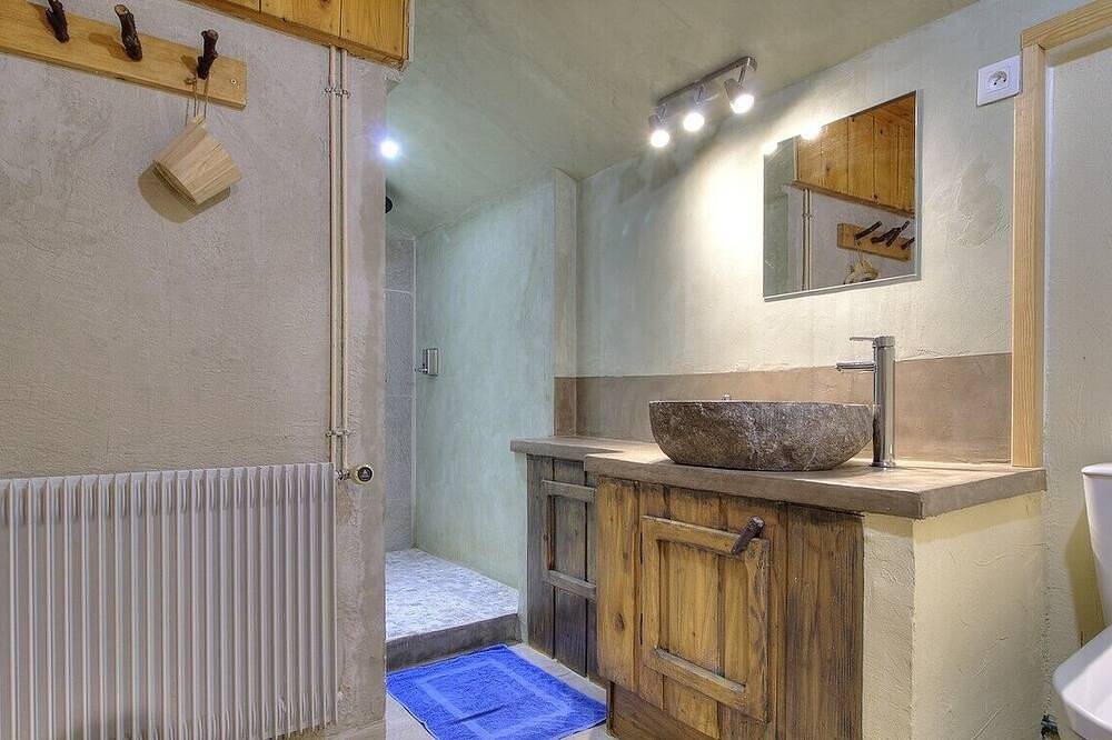 Gite-Ferme/Auberge 15 pers, en pleine nature avec piscine in Haut-Valromey, Nantua