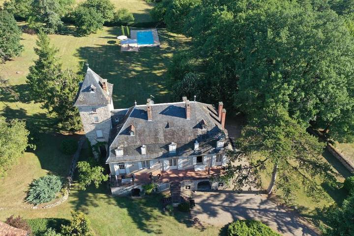 Location de vacances pour 8 personnes, avec Balcon et Terrasse ainsi que Jardin et Piscine à Branceilles
