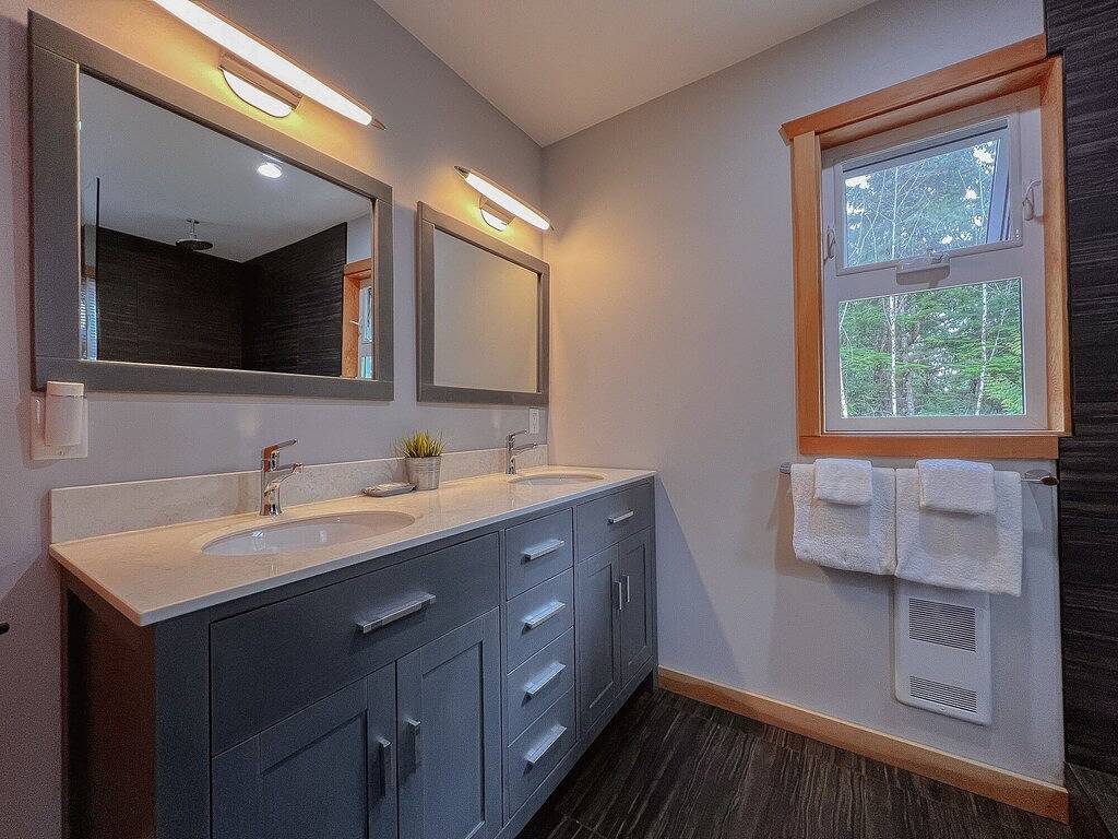 Cox Bay Retreat-Beach Access, Hot Tub, Fireplace in Tofino, Alberni-Clayoquot Regional District