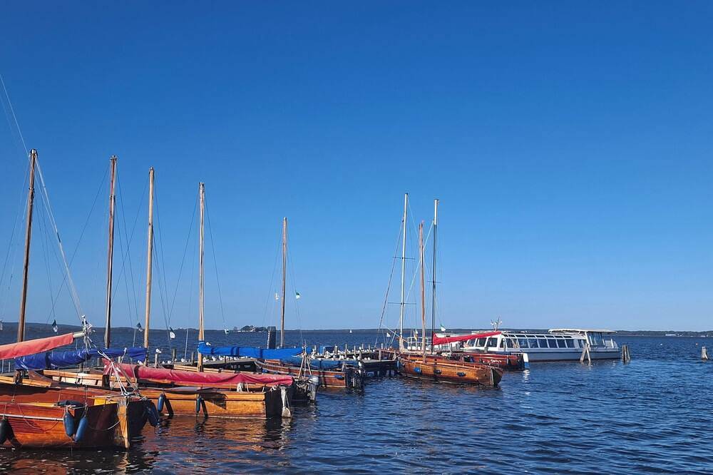 Appartement entier, \"Meerliebe\" Vacation Rental Right on Lake Steinhude, Featuring a Sauna, Balcony, and Parking Space in Wunstorf, Lac de Steinhude
