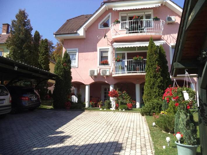 Ferienwohnung für 4 Personen, mit Balkon und Terrasse sowie Garten und Ausblick in Heviz