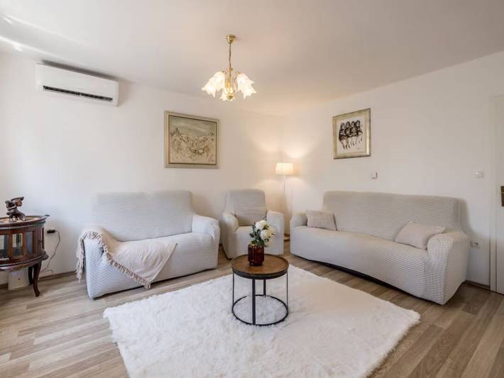 Ferienhaus für 8 Personen, mit Terrasse und Whirlpool - 1