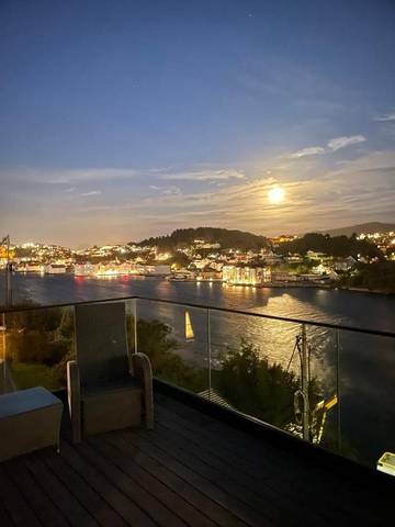 Ferienwohnung für 5 Personen, mit Seeblick und Ausblick sowie Terrasse in Kristiansund