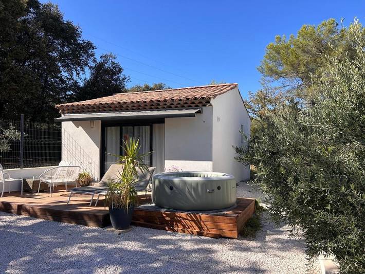 Location de vacances pour 3 personnes, avec Jacuzzi et Terrasse ainsi que Jardin et Vue à Trans-en-Provence