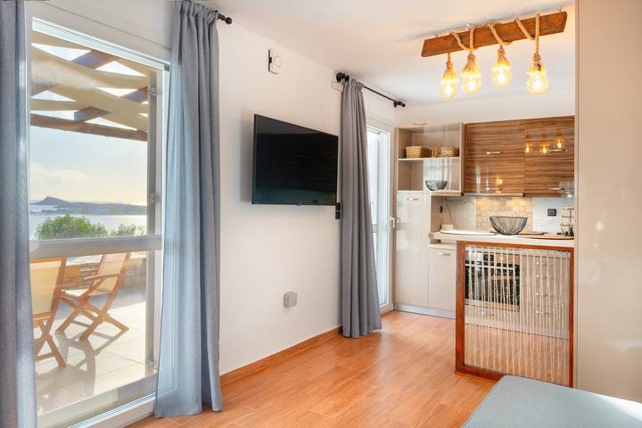 Hel lejlighed, Mont' Rock Villas 3 Holiday Home with Sea View, Wi-Fi, and Air Conditioning in Poseidonia, Syros