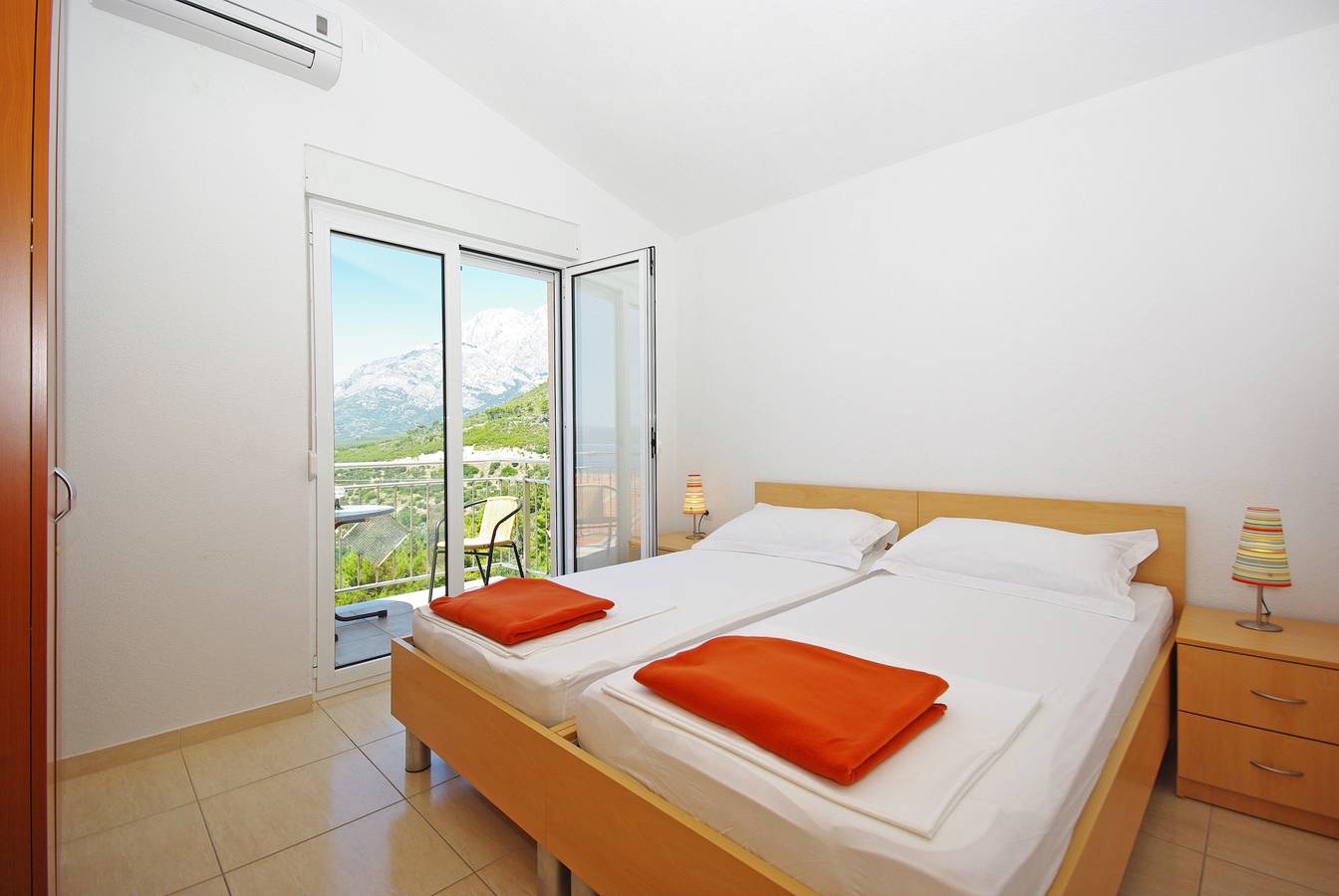 Ganze Wohnung, 2-Zimmer-Ferienwohnung mit Balkon und Meerblick Krvavica, Makarska A-18911-a in Krvavica, Makarska Riviera