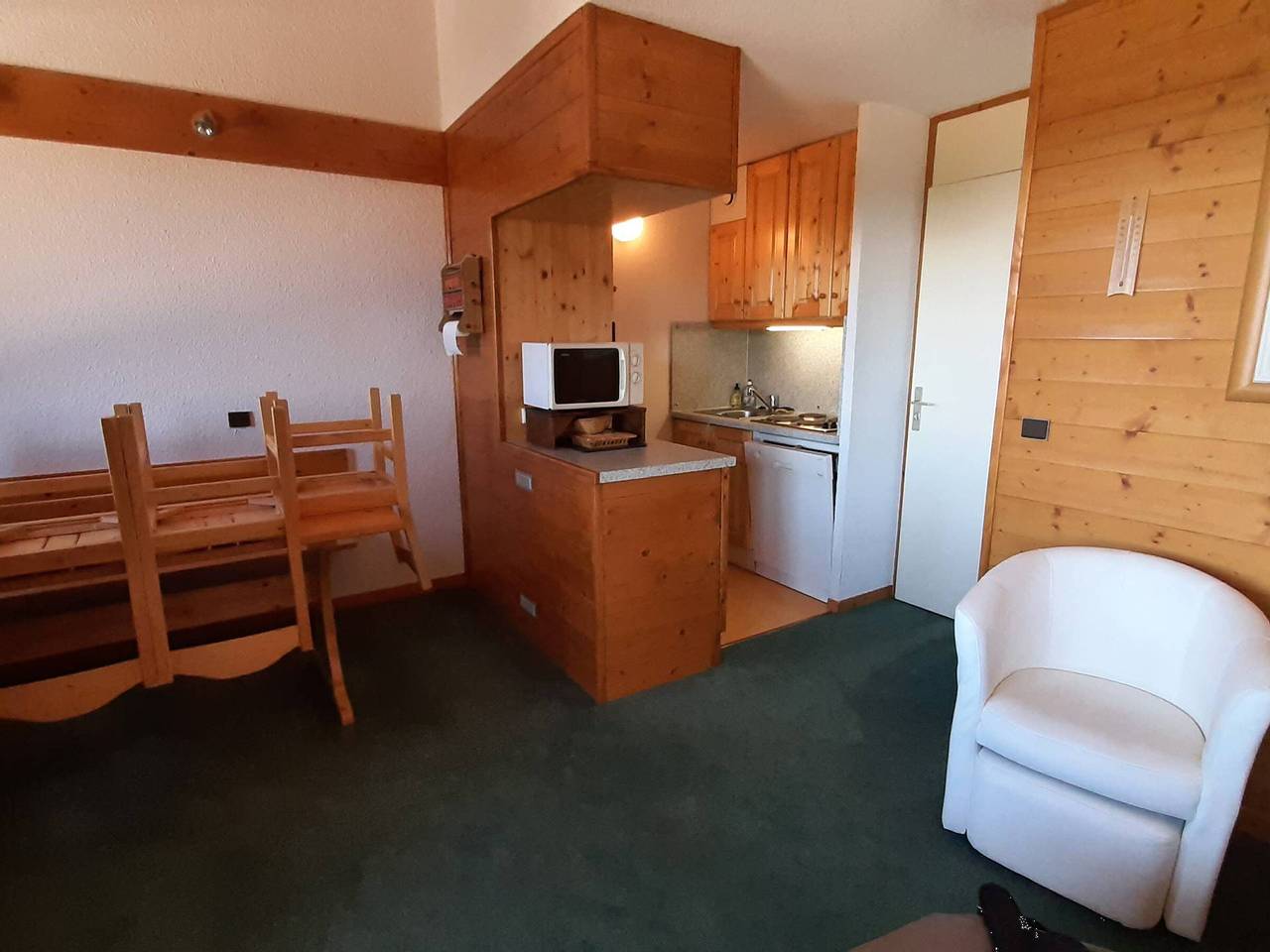 Entire apartment, Duplex apartment sleeps 7, slopes, shops, parking, balcony in Méribel-Mottaret, Les Allues