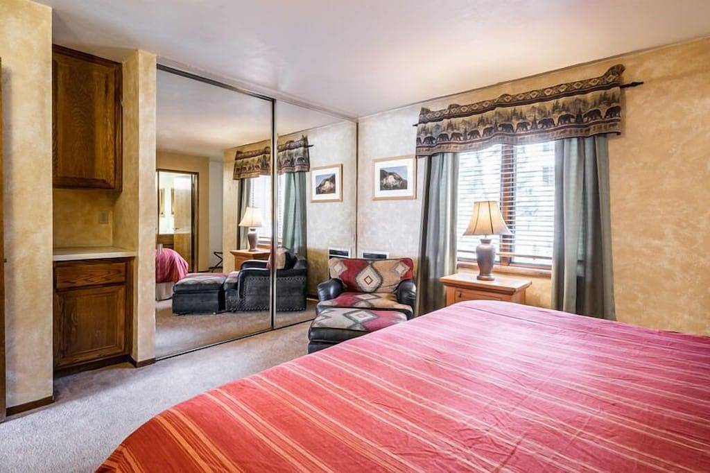 Helios S #5 - Pet Friendly 2 Bedroom 3 bathroom Townhouse, Just a short walk to Village Gondola in Mammoth Lakes, Mammoth Mountain