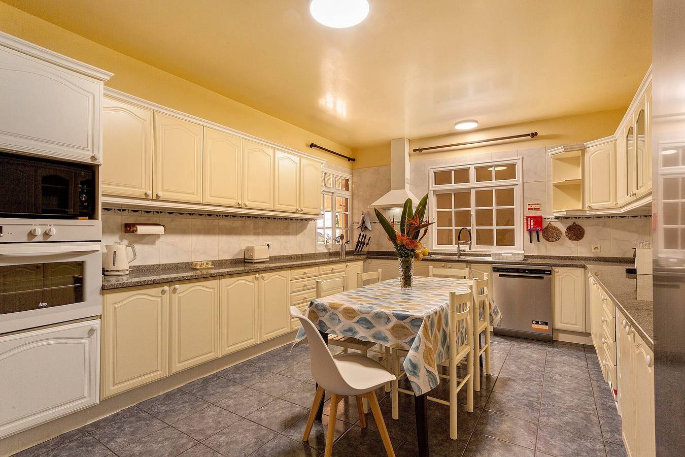Holiday Home 'Jardim do Sol' with Sea View, Private Garden and Wi-Fi in Pináculo, Tabua