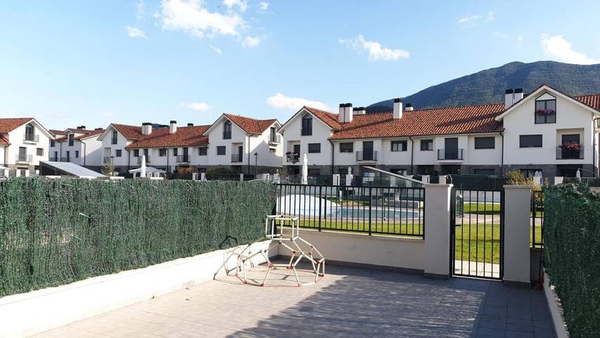 Maison de vacances pour 8 personnes, avec Balcon et Terrasse ainsi que Jardin et Piscine dans Santa Cilia De Jaca