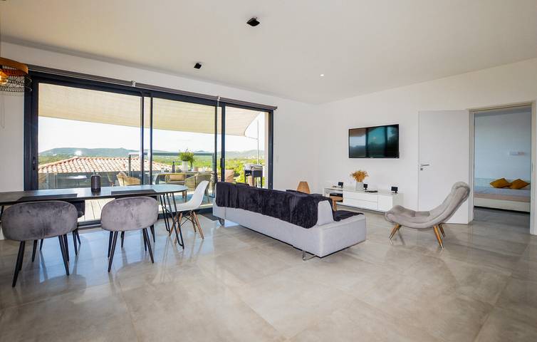 Appartement confortable avec piscine, terrasse et WiFi - 2,5 km de la plage in Zonza, Arrondissement de Sartène