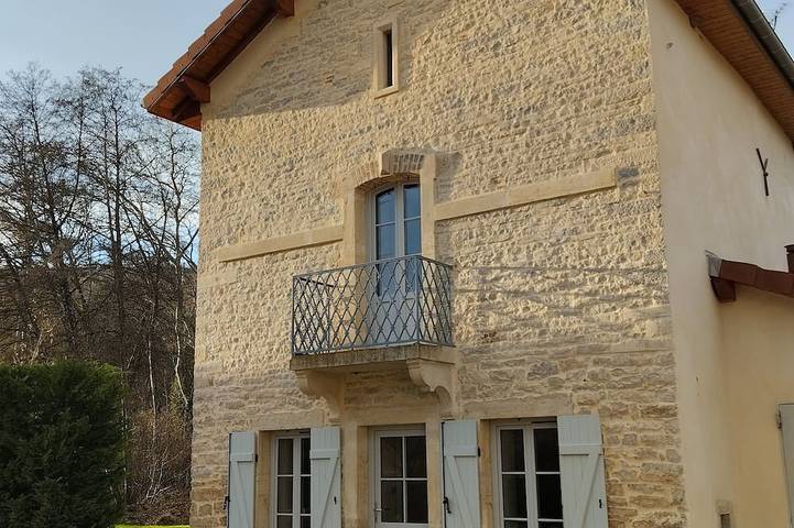 Location de vacances pour 8 personnes, avec piscine ainsi que terrasse et jardin à Plombières-lès-Dijon