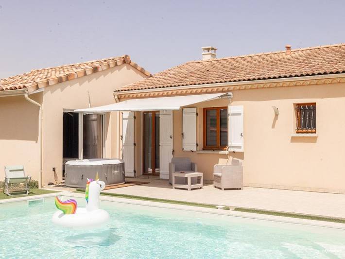 Location de vacances pour 8 personnes, avec Jacuzzi et Terrasse ainsi que Jardin et Piscine à Fontenilles