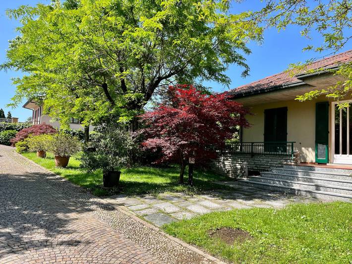 Vacation rental for 10 people, with lake view and children pool as well as yard in Northern Lake Regions