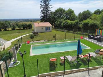Chambre d’hôte pour 2 personnes, avec piscine et vue, adapté aux familles dans Sèvremont