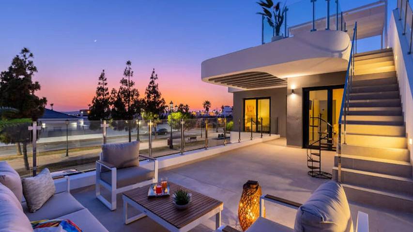 Holiday apartment for 9 people, with pool and garden in Los Alcázares