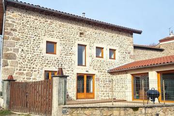 Gîte pour 10 personnes, avec terrasse à Verrières-en-Forez