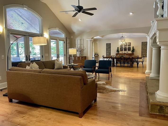 Vacation rental for 16 people, with yard in Lake Lanier