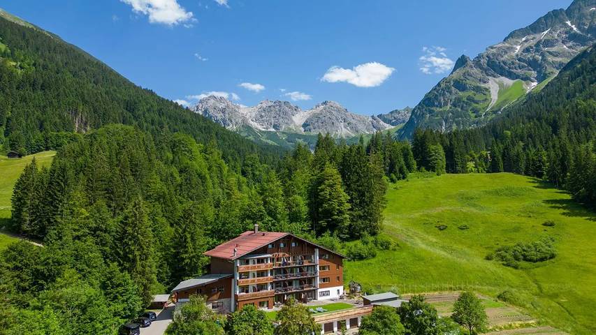 Ferienwohnung für 4 Personen, mit Pool und Sauna sowie Garten und Terrasse
