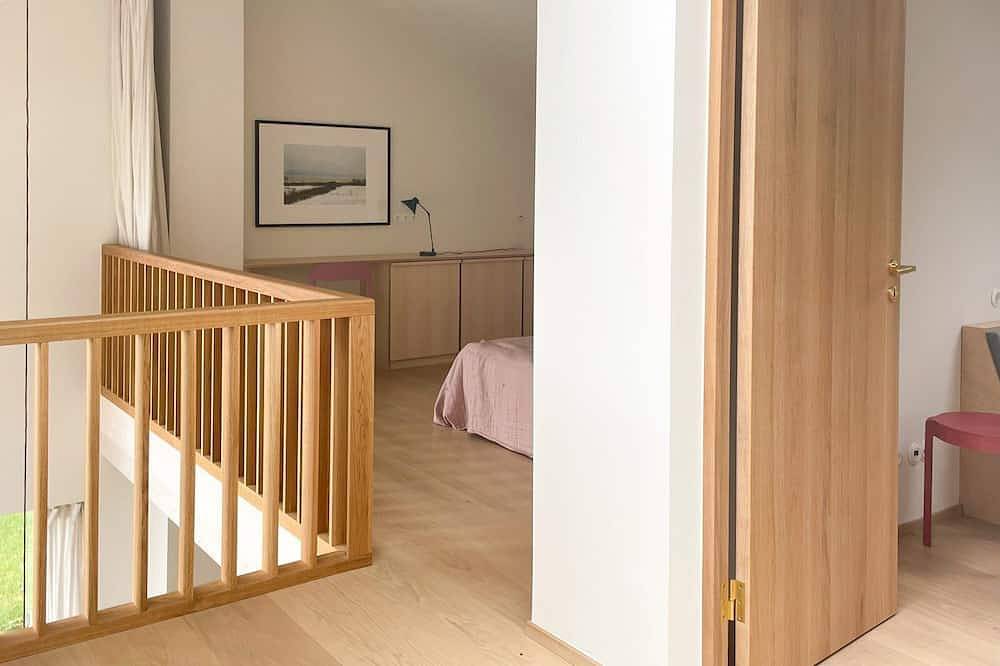 Frisch erbautes Holzhaus \"Remise am Fährhaus\" mit einzigartiger Architektur direkt an der Schlei mit Bootssteg und Badestelle für Ihren wohlverdienten Urlaub bei absolutem Wohlfühlambiente, mit riesigem Gartenbereich und altem Baumbestand in Ulsnis, Grünes Binnenland