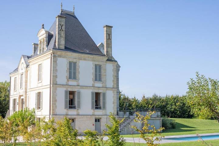 Location de vacances pour 17 personnes, avec Terrasse et Jardin ainsi que Piscine et Sauna à Soussans