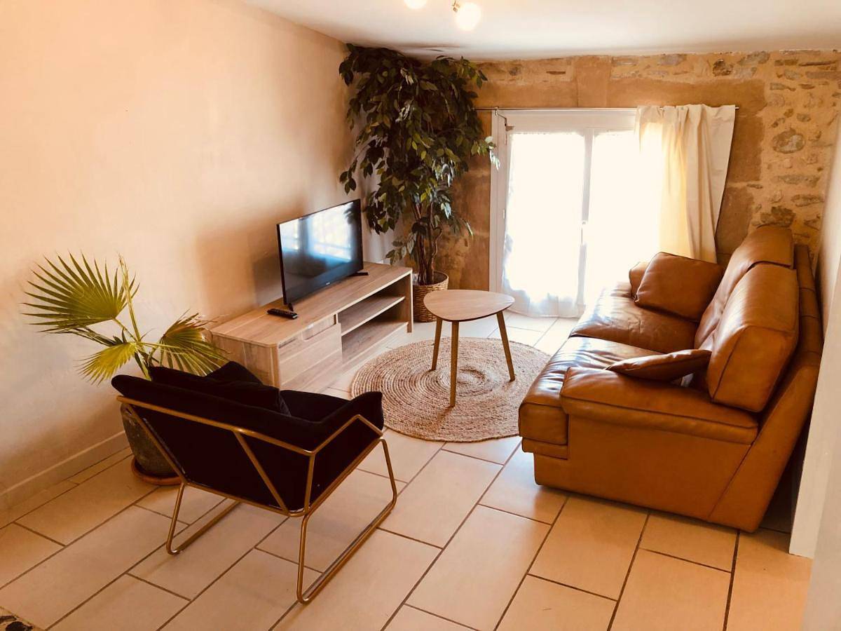 Appartement entier, One-Bedroom Apartment in Roujan, Côte méditerranéenne (France)