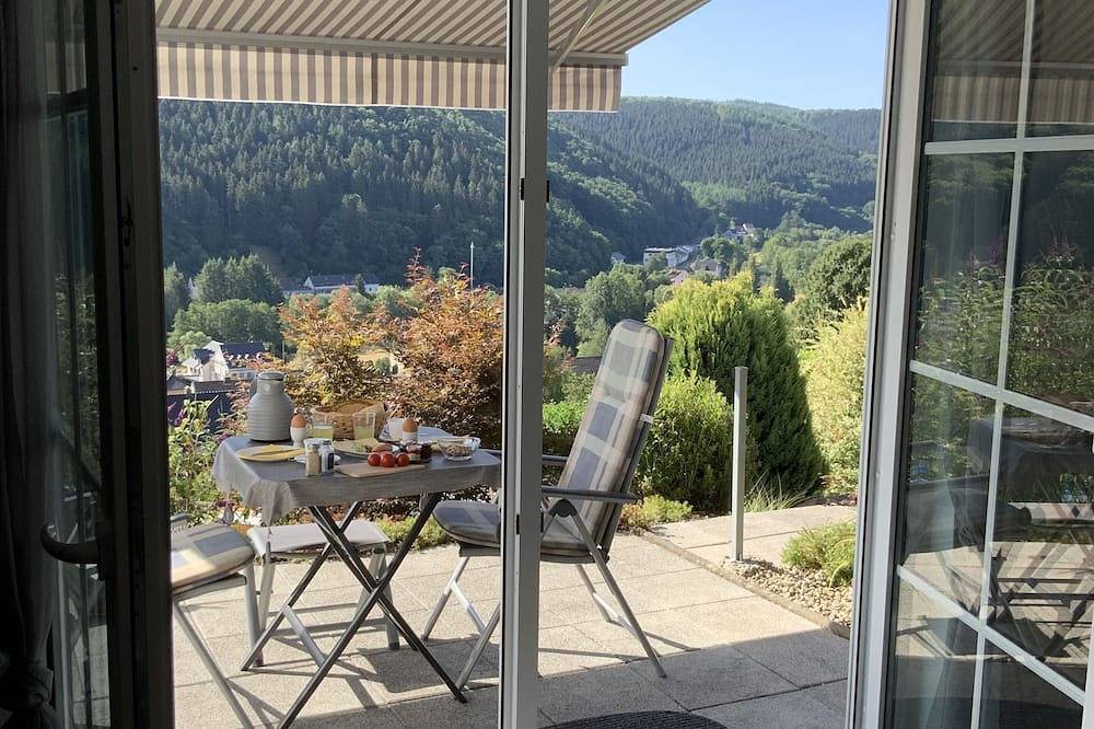 Ganze Wohnung, Gemütliche Ferienwohnung mit traumhaftem Blick ins Kylltal in Birresborn, Vulkaneifel