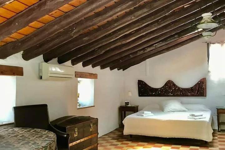 30 min from Puy de Fou. Swimming pool, bbcoa,A/C,free Wifi, garden, terrace with view in Recas, Toledo Province
