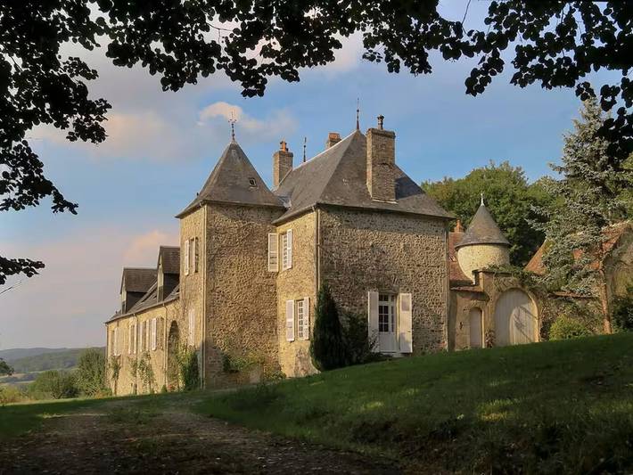 Gîte pour 8 personnes, avec Terrasse ainsi que Jardin et Piscine dans Nièvre