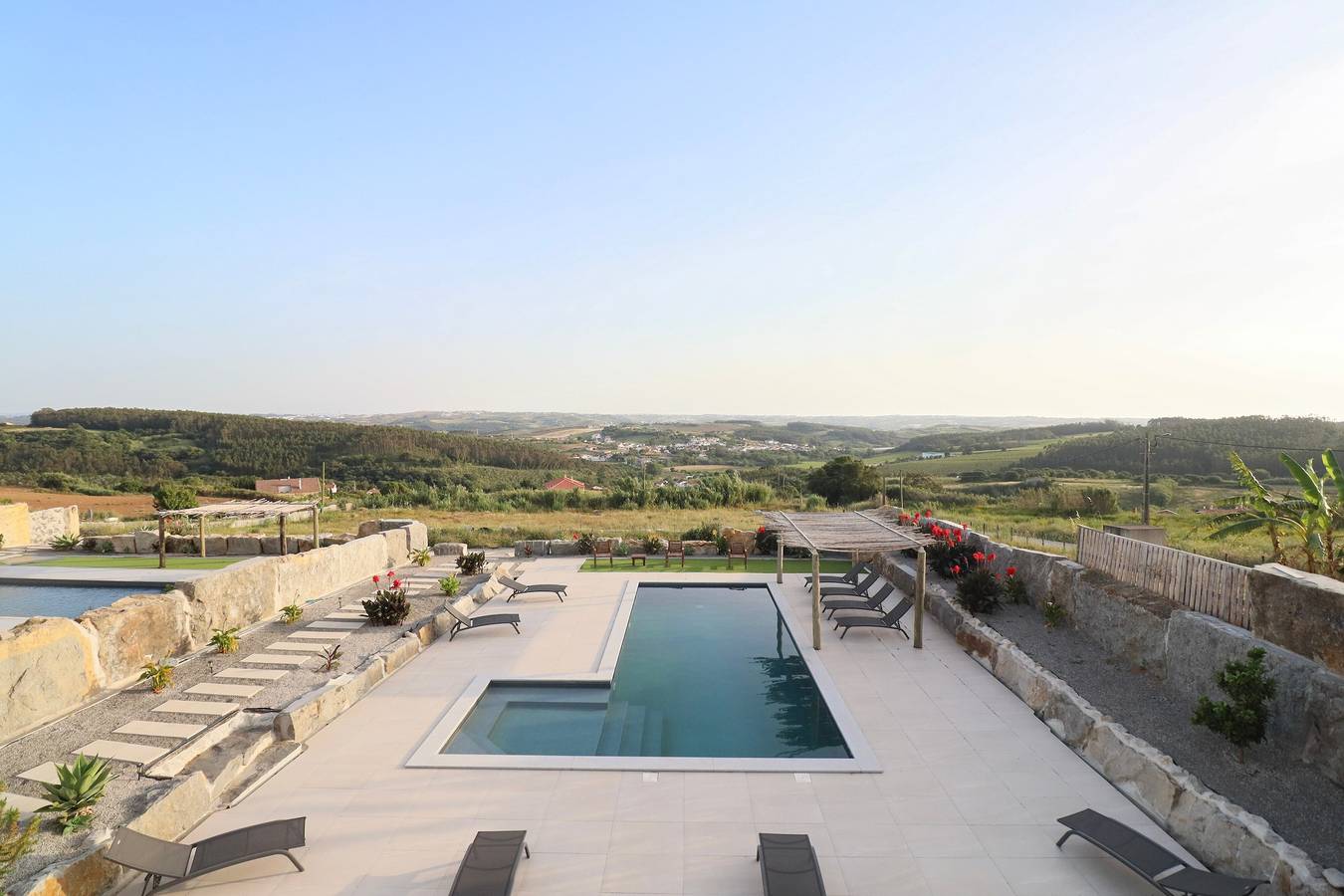 Vakantiehuis 'Peace House Lourinhã - Villa 6' met Uitzicht op Bergen, Gedeeld Zwembad en Wi-Fi in Lourinhã, Lissabon District