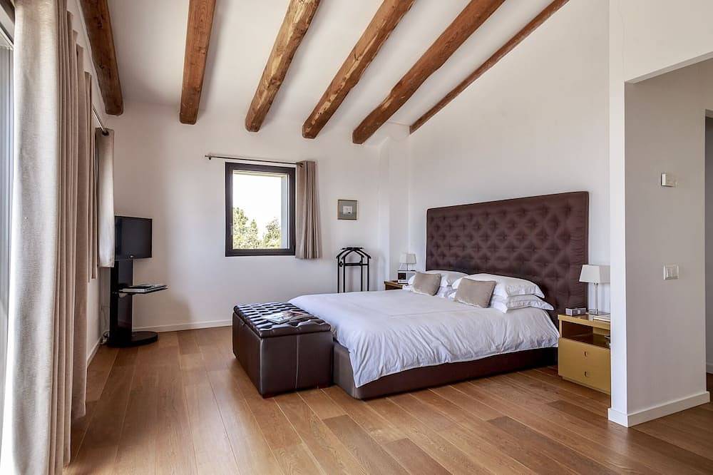 Girona Villa With Stunning Views in Girona, Gironès