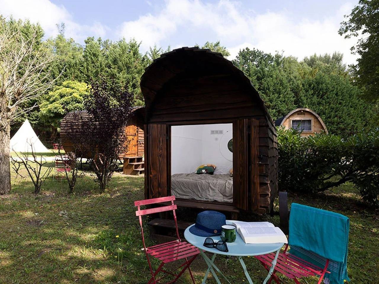 Zecamping 3 étoiles pet friendly roulotte 2 pers in Bagneaux-sur-Loing, Seine-et-Marne