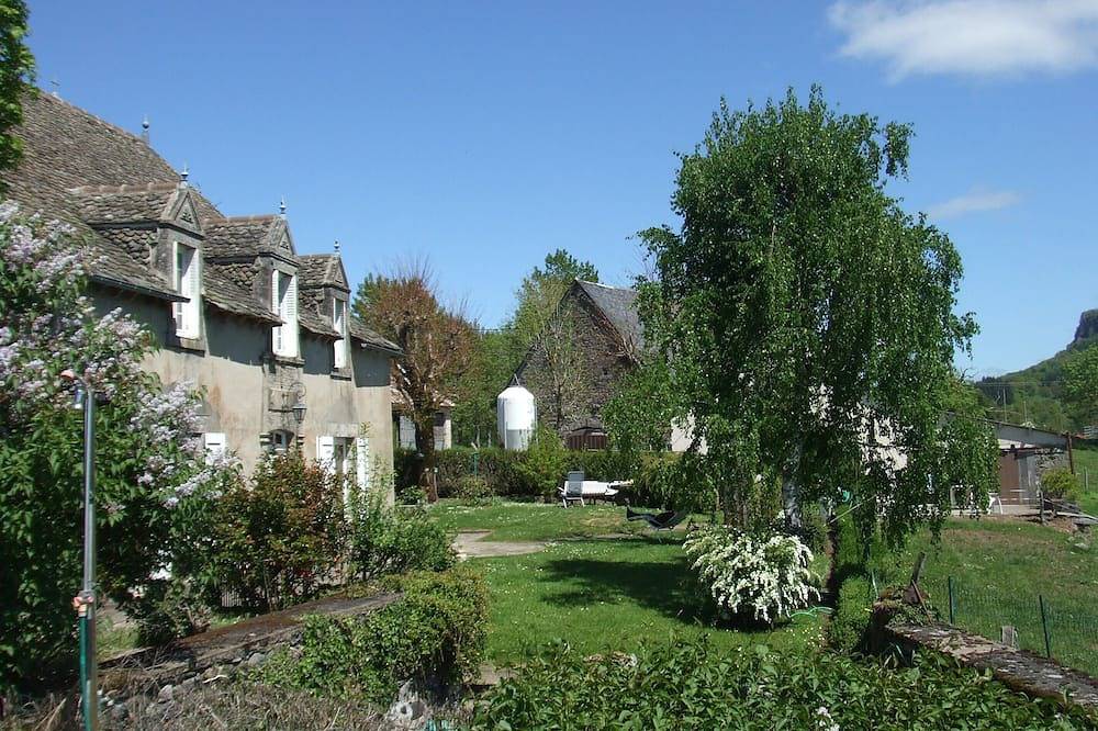 Chambre D' Hôte  Domaine de la Vigne Saignes15240, 300 metres de tous commerces in Saignes, Parc naturel régional des Volcans d'Auvergne