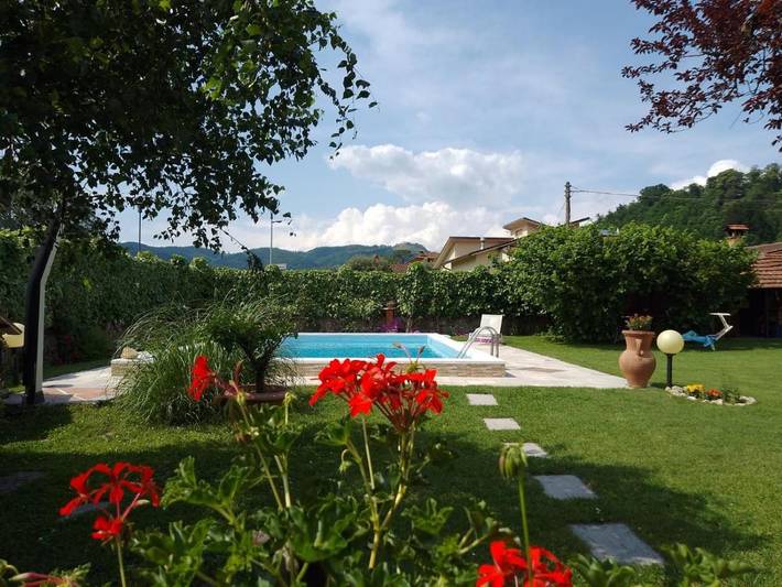 Gîte pour 2 personnes, avec piscine et jardin ainsi que vue et terrasse à Barga