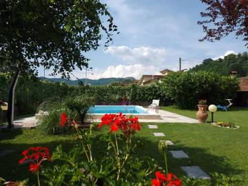 Maison d’hôte pour 2 personnes, avec terrasse et jardin ainsi que vue et piscine à Barga