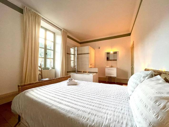 Chambre d’hôte pour 2 personnes, avec Terrasse et Jardin ainsi que Piscine et Vue dans Largentière