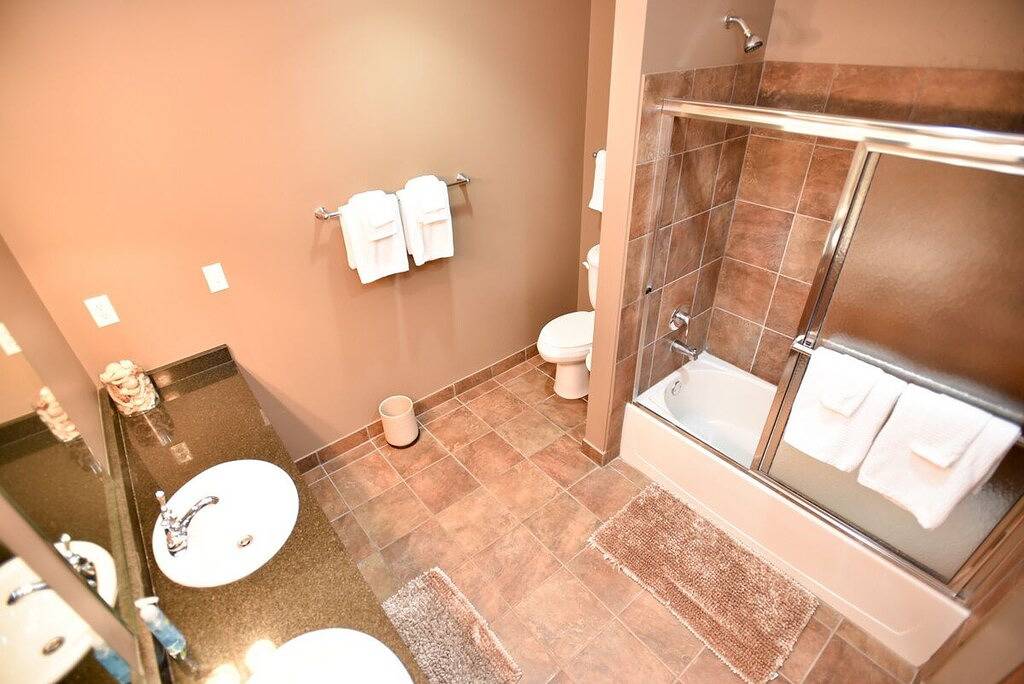 Ganze Wohnung, Ansichten von Cedar Point! Nur wenige Schritte von Put-in-Bay Ferry und Sandusky Marina entfernt in Sandusky, Eriesee