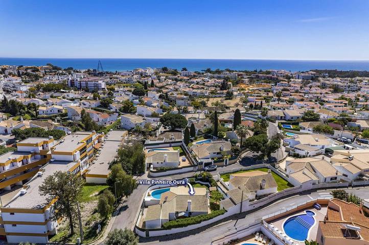 Villa Pinheiro Oura by Villa Plus in Albufeira e Olhos de Água, Faro Distrikt